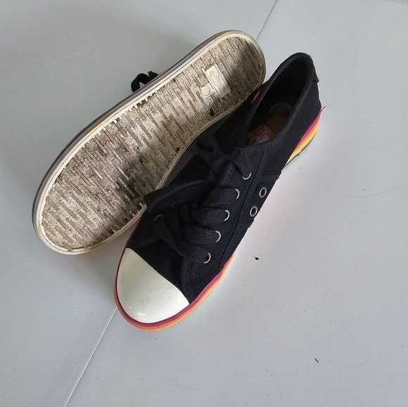 Lacoste women's rainbow sole sneakers in size 8.5, low platform lace up. Black - Picture 6 of 9